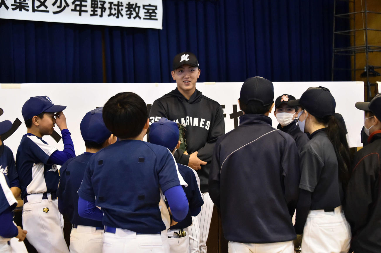 子どもたちの質問に笑顔で答えるロッテ田中