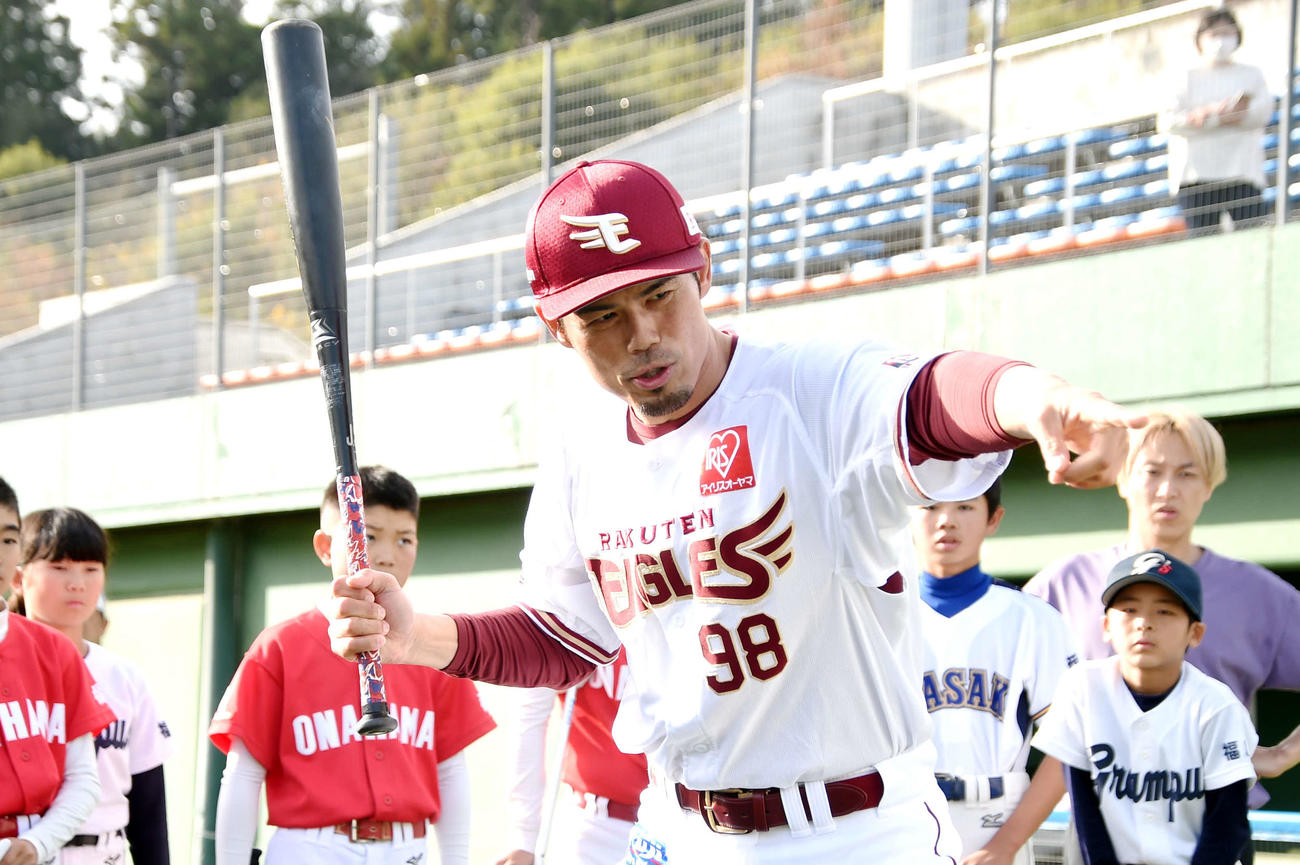 野球教室で子どもたちに打撃指導する楽天今江監督（撮影・山田愛斗）