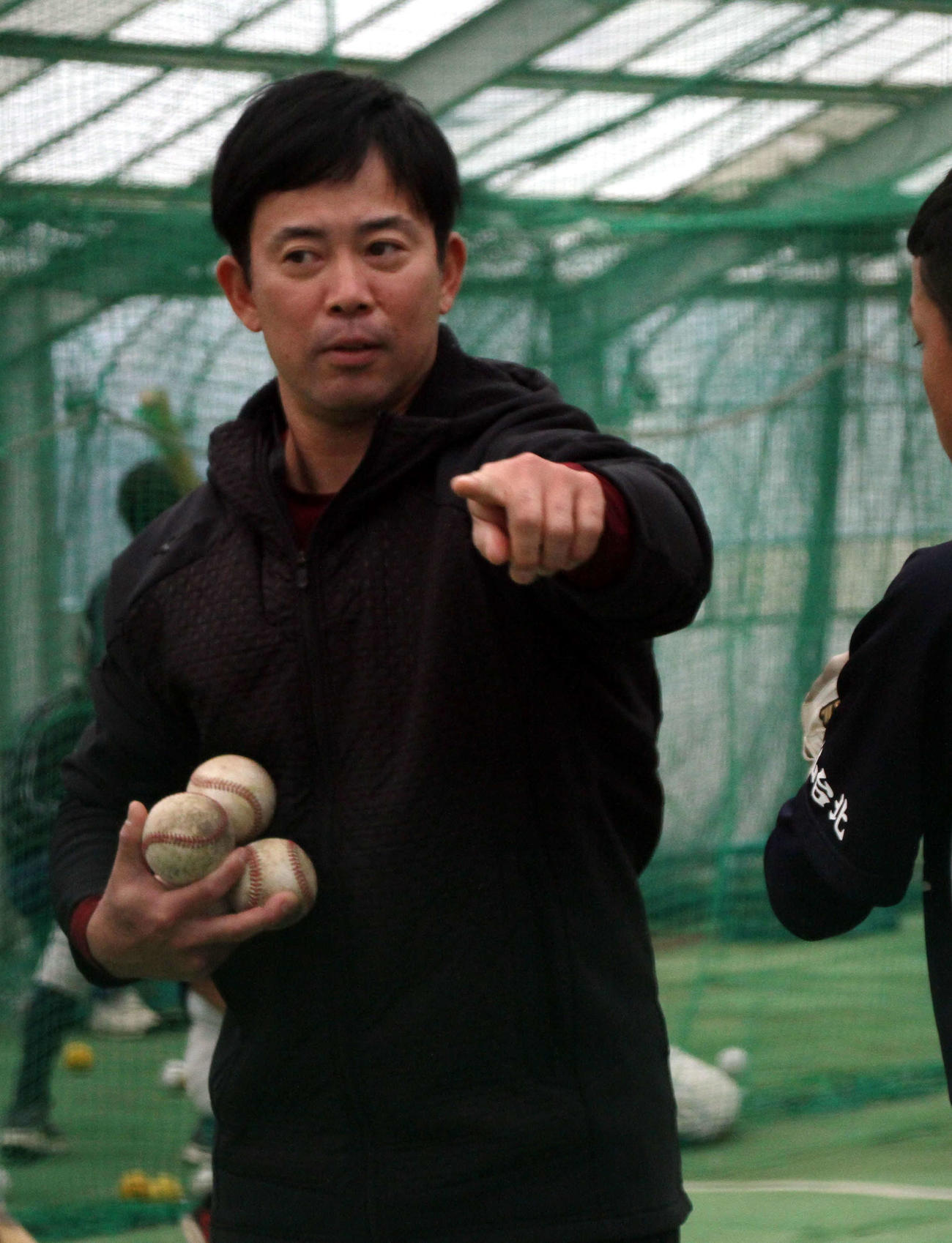 打撃指導をする楽天雄平2軍打撃コーチ（撮影・木村有優）
