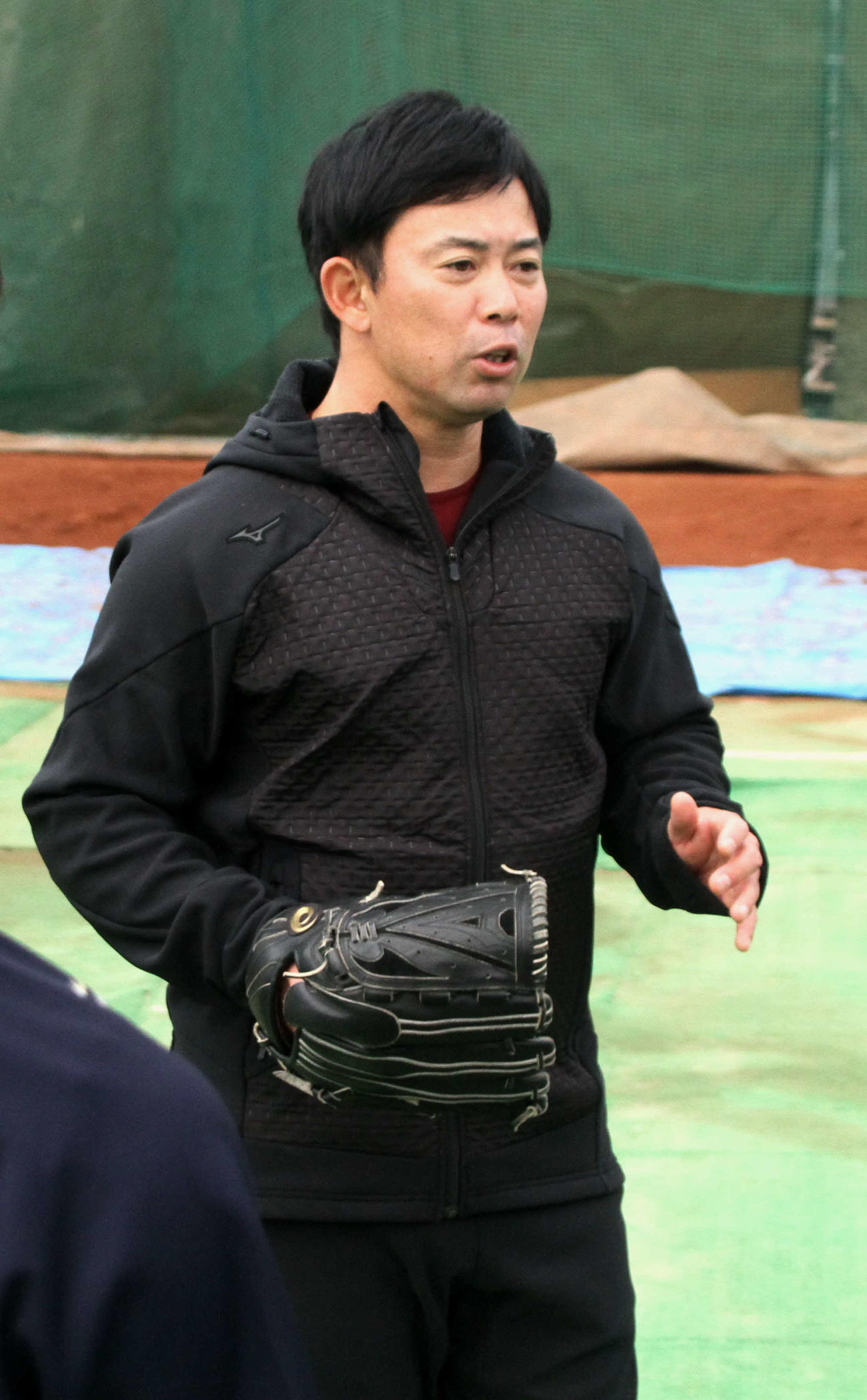 野手に向けて守備指導をする楽天雄平2軍打撃コーチ（撮影・木村有優）