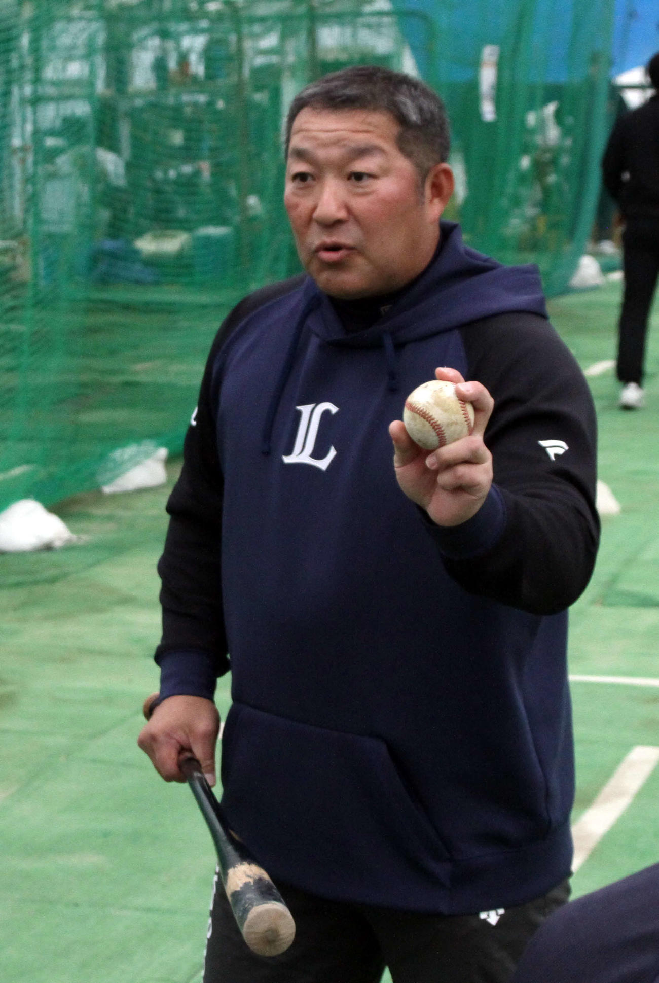 野手に守備指導を行う西武嶋打撃コーチ（撮影・木村有優）