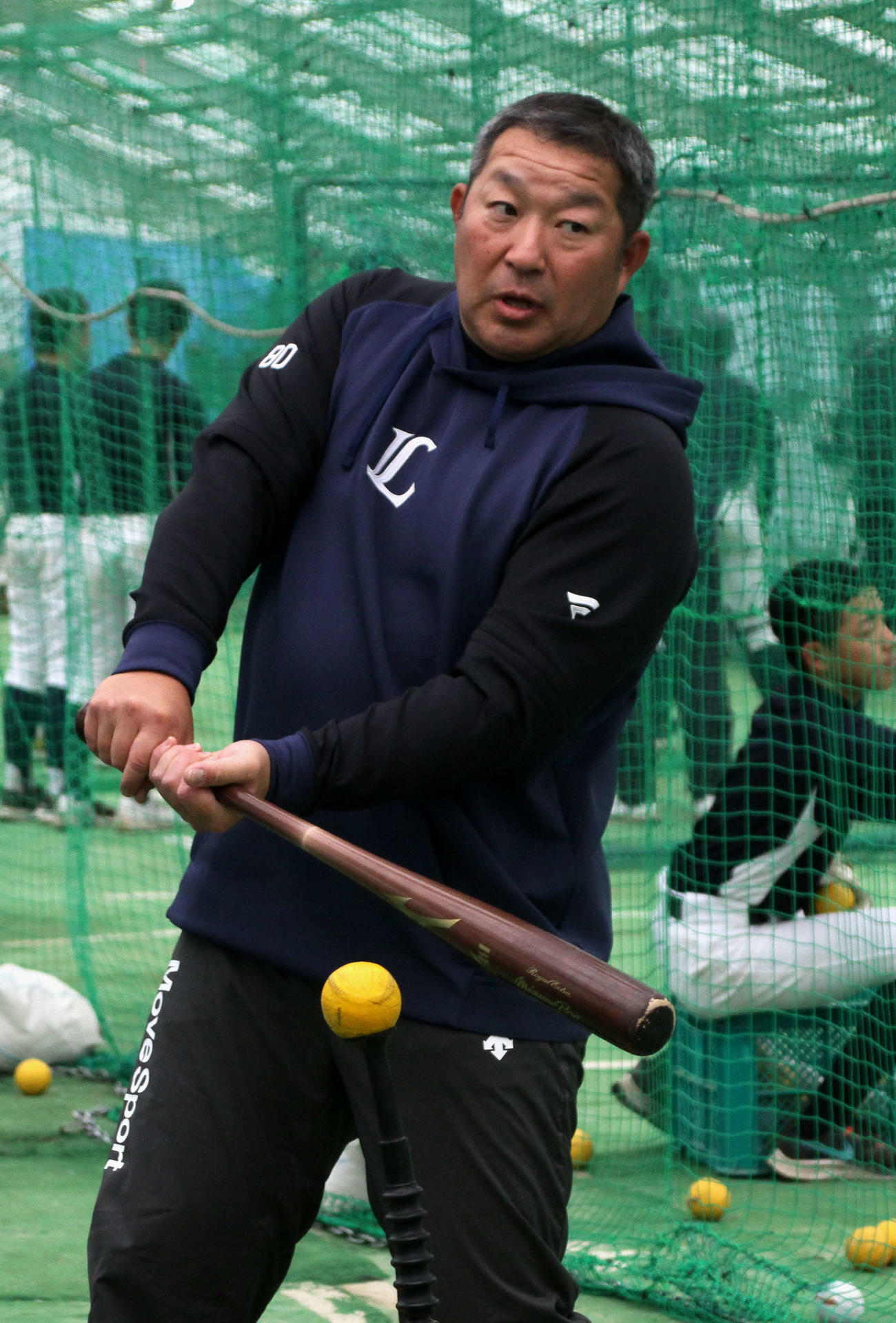 打撃指導を行う西武嶋打撃コーチ（撮影・木村有優）