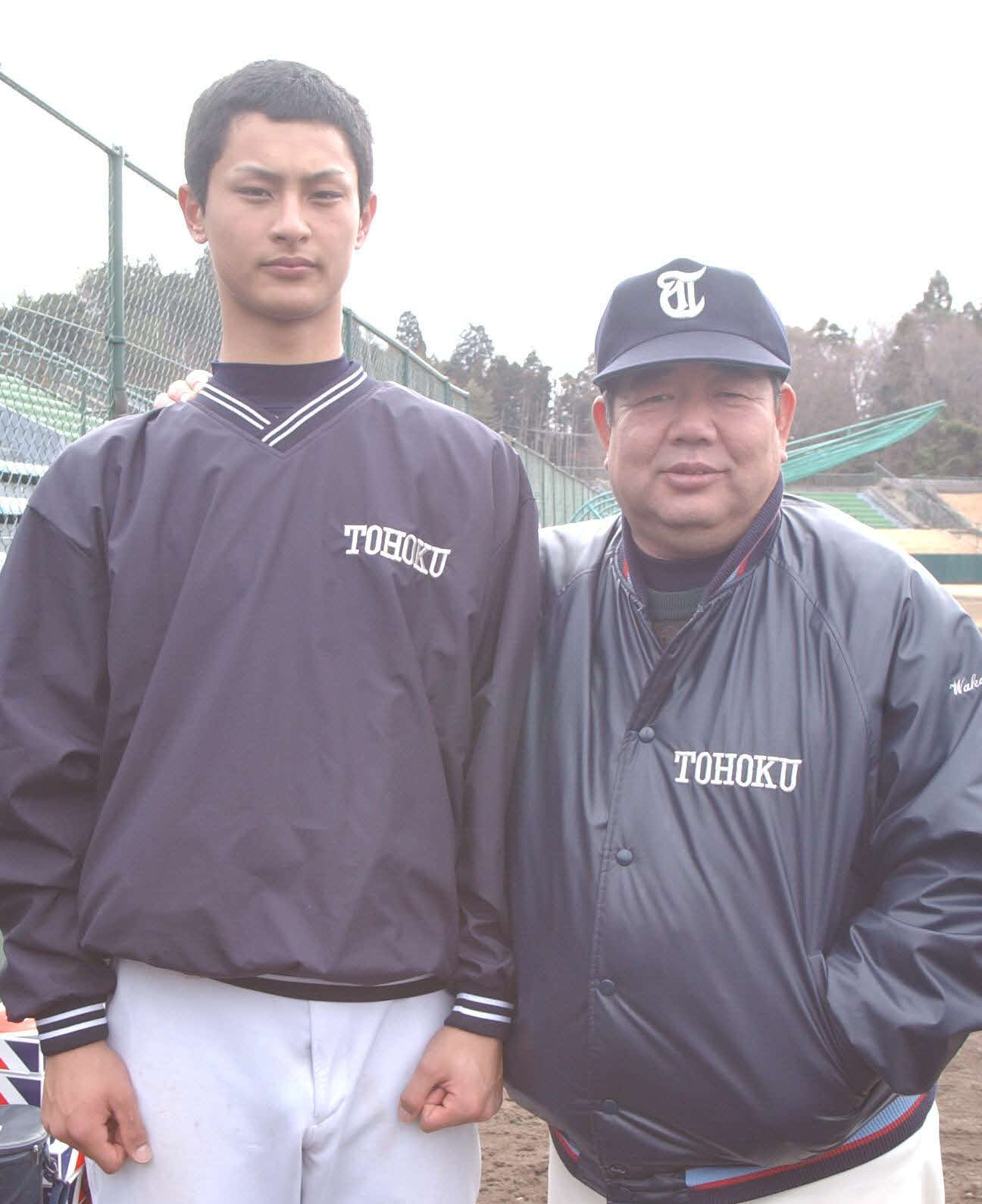 03年3月、ダルビッシュ有の肩に手を回す東北の東北監督時代の若生正広さん