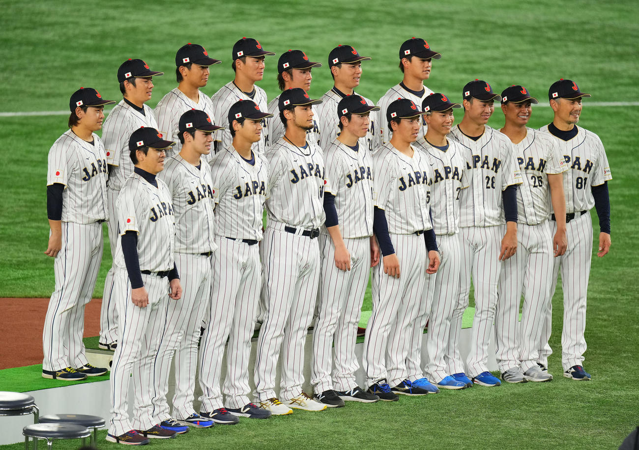 3月8日、前日練習前の侍ジャパンの投手陣たち。前列左から厚沢コーチ、佐々木、大谷、ダルビッシュ、戸郷、大勢、湯浅、高橋宏、宇田川、吉井コーチ、後列左から宮城、松井、今永、山本、伊藤、栗林、高橋奎