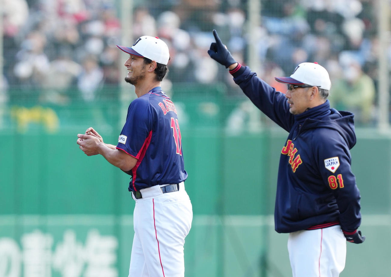 WBC日本代表（侍ジャパン）強化合宿　ライブBP中に吉井投手コーチ（右）からで村上と再度対決を告げられるダルビッシュ（2023年2月21日撮影）