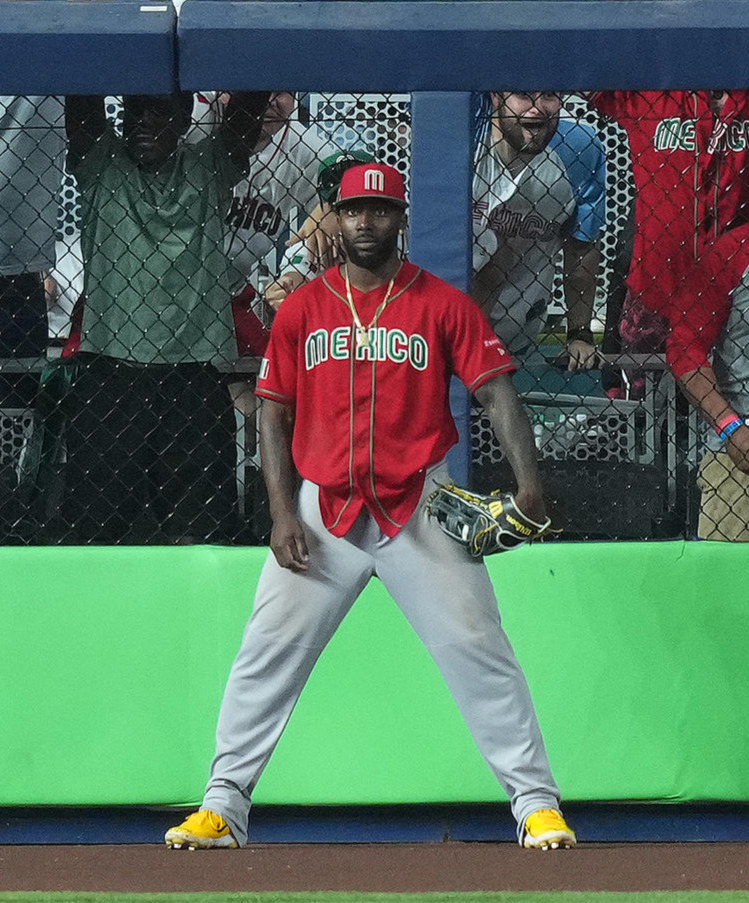 WBC準決勝　岡本の左飛を好捕しドヤ顔のアロザレーナ