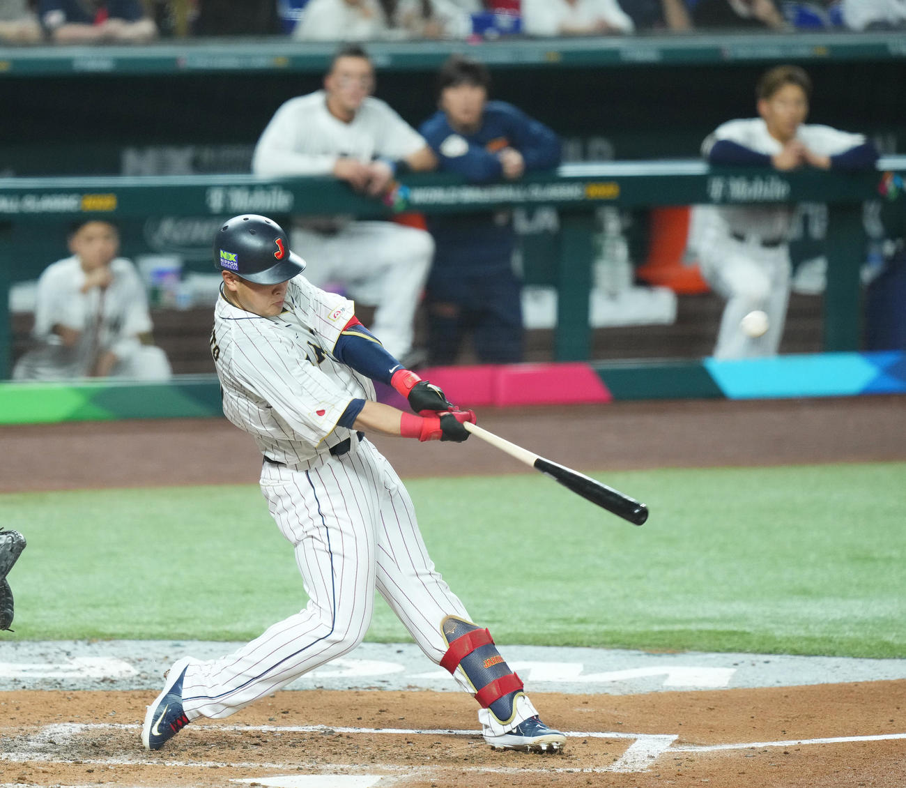 WBC準決勝　本塁打性の打球を放つもアロザレーナに好捕された岡本