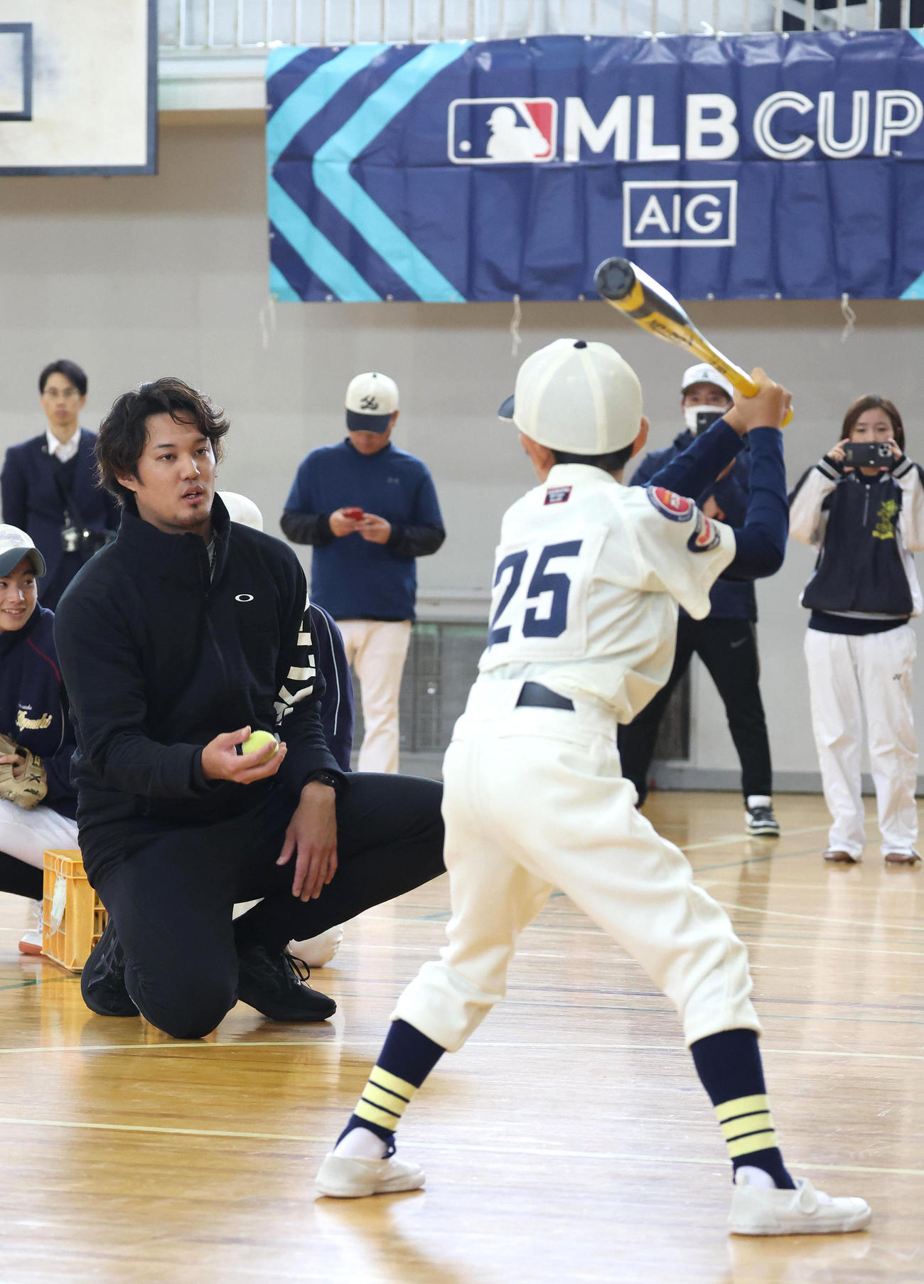 野球教室でトスバッティングのボールを投げる藤浪（撮影・白石智彦）