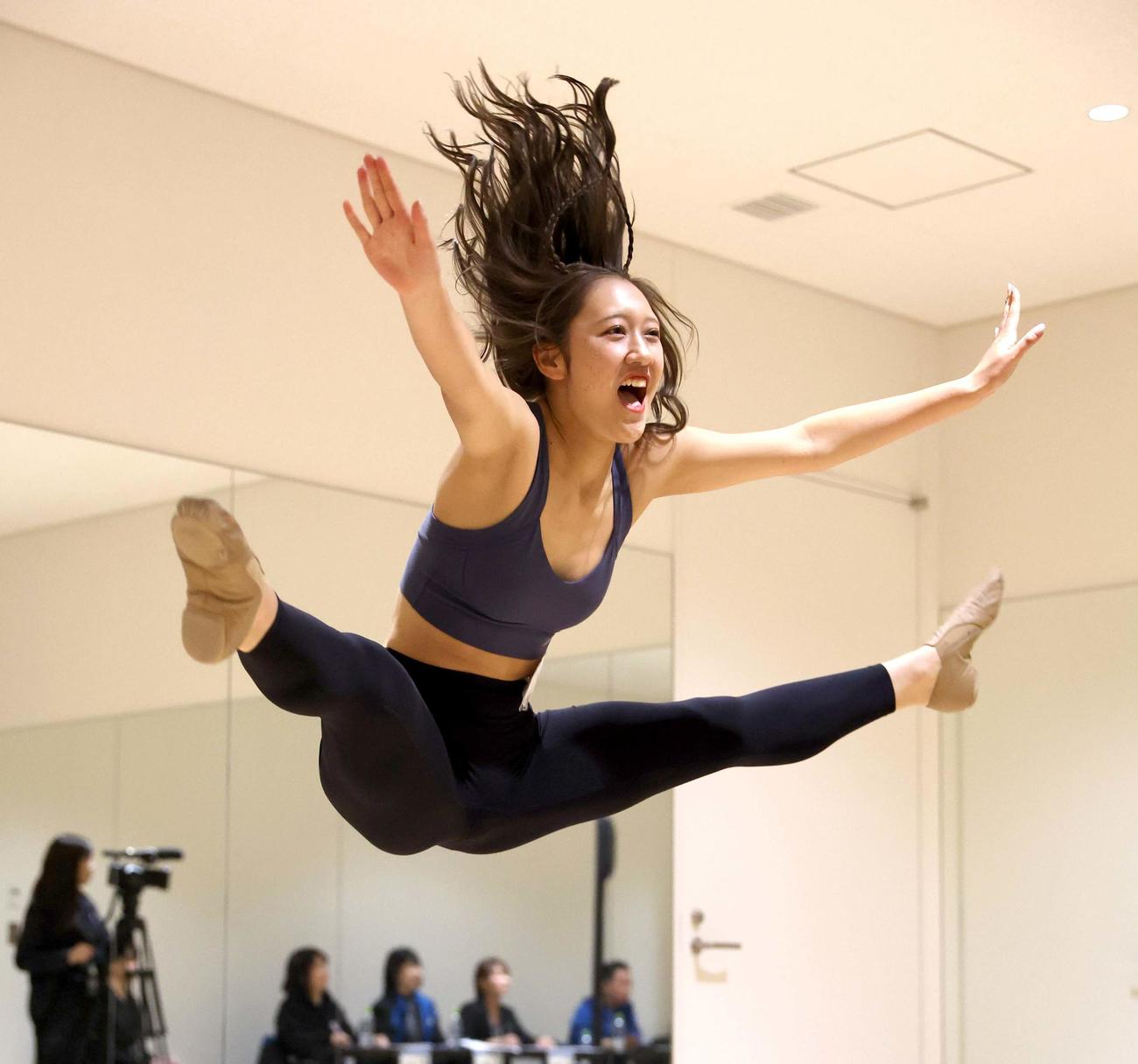 ファイターズガールオーディションの3次審査で自由演技をする参加者（撮影・黒川智章）