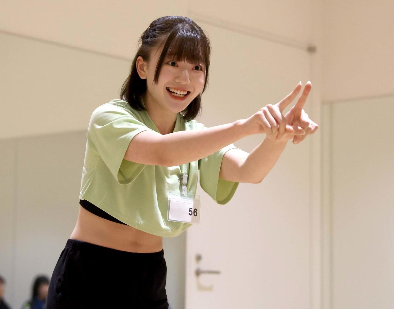 ファイターズガールオーディションの3次審査で自由演技をする参加者（撮影・黒川智章）