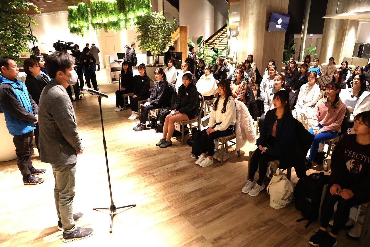 ファイターズガールのオーディションの控室で説明を聞く参加者たち（撮影・黒川智章）