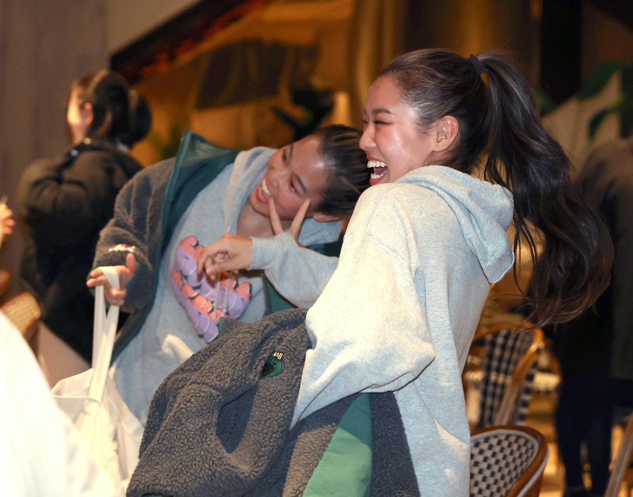 2024年の新ファイターズガールに選ばれ喜ぶ双子の姉妹、水落桜子さん（左）と桃子さん（撮影・黒川智章）