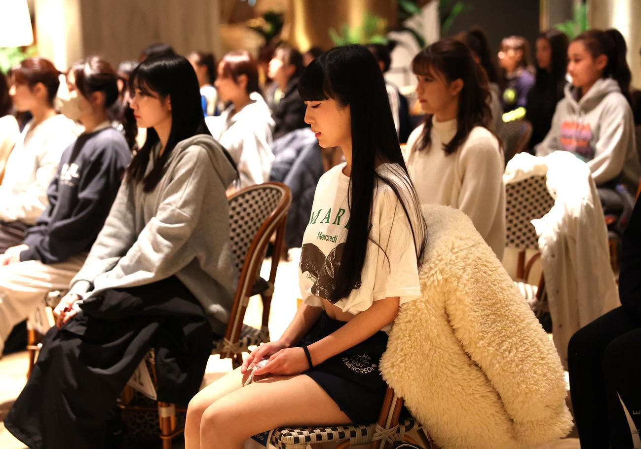 ファイターズガールのオーディションの控室で緊張しながら待機する参加者たち（撮影・黒川智章）