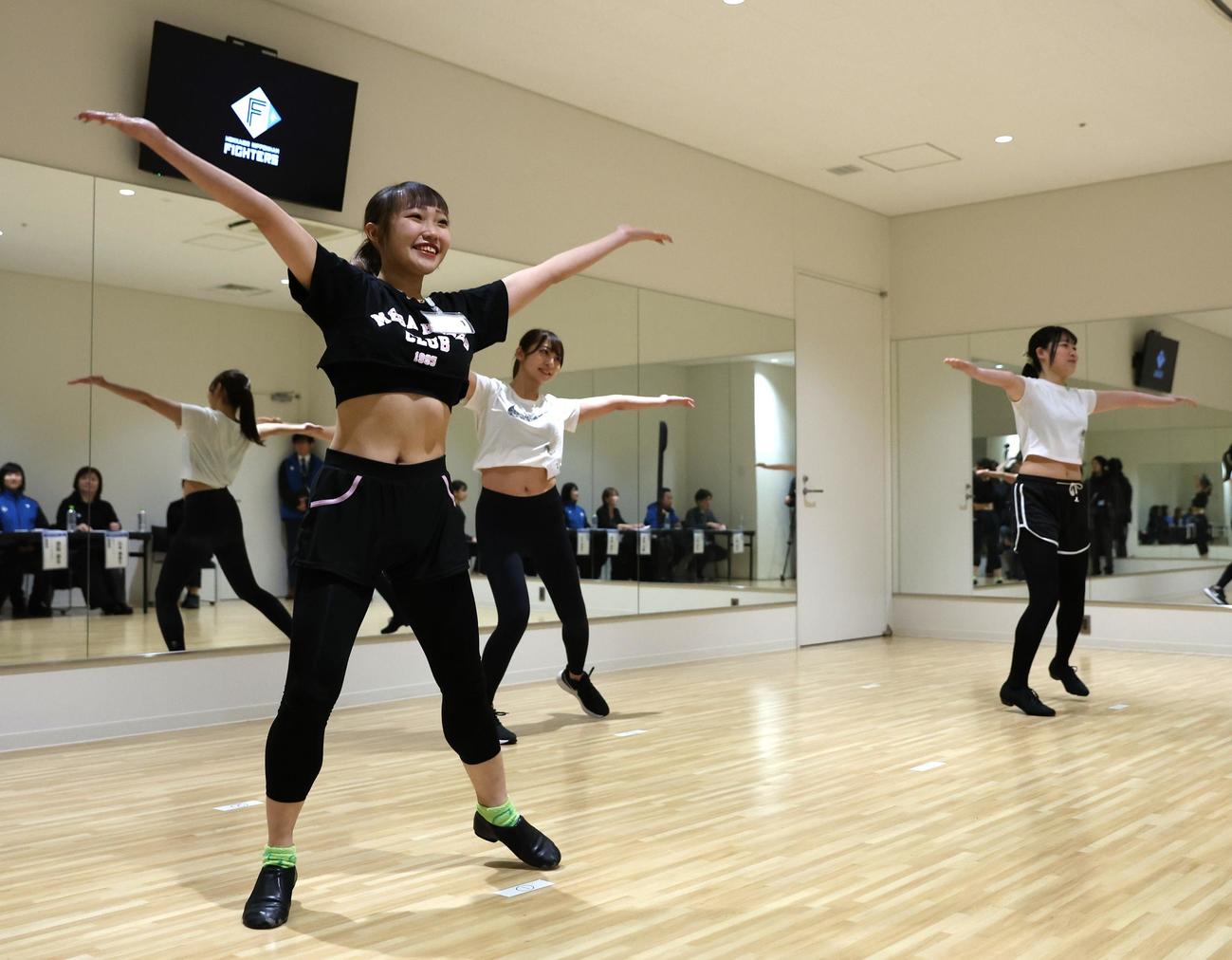 ファイターズガールの2次審査で踊る参加者たち（撮影・黒川智章）