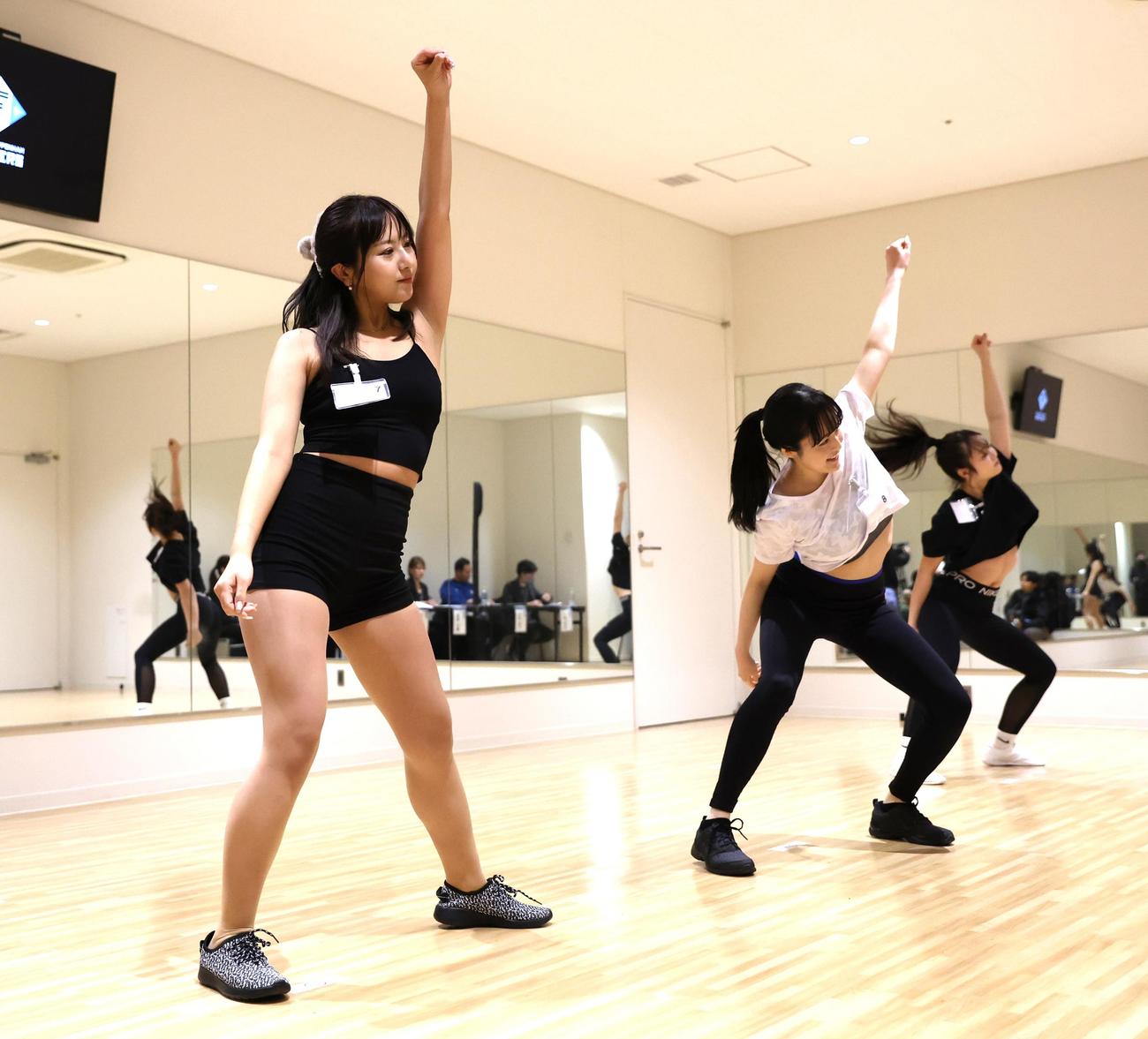 ファイターズガールオーディションの2次審査で踊る参加者たち（撮影・黒川智章）