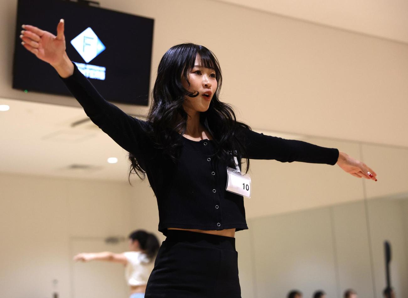 ファイターズガールオーディションの2次審査で踊る参加者たち（撮影・黒川智章）