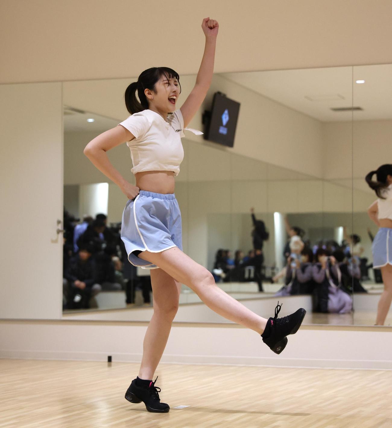 ファイターズガールオーディションの2次審査で踊る参加者たち（撮影・黒川智章）