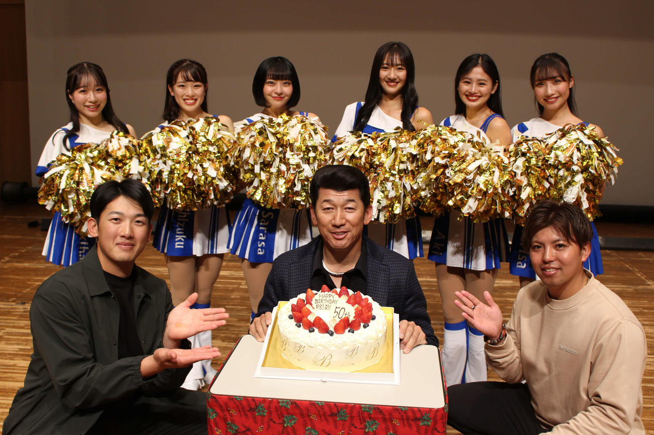 京急百貨店から誕生日ケーキを贈られ、笑顔のDeNA三浦監督（撮影・久保賢吾）