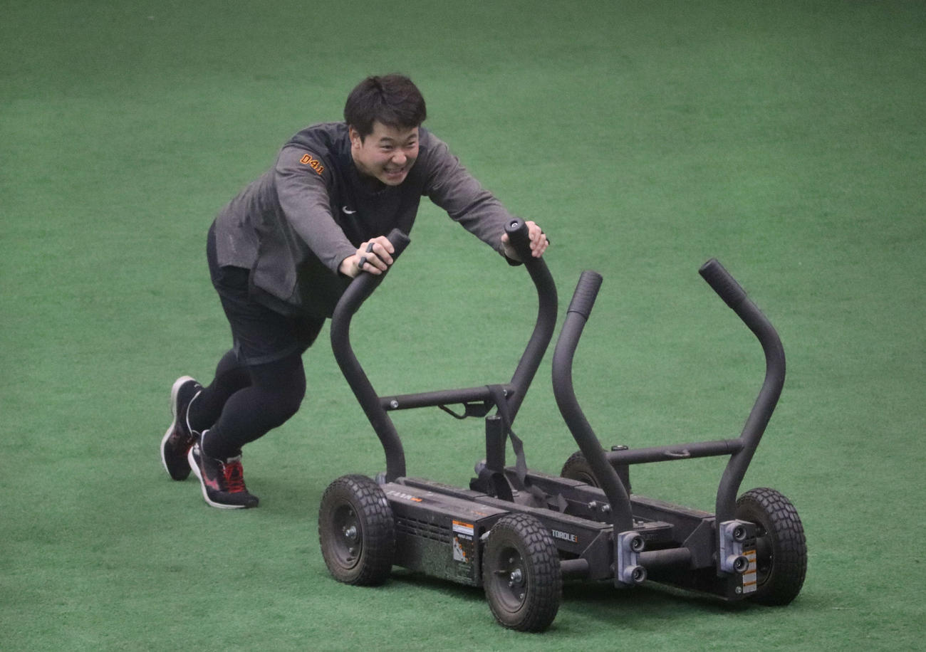 ジャイアンツ球場で自主トレする巨人中川（撮影・小早川宗一郎）