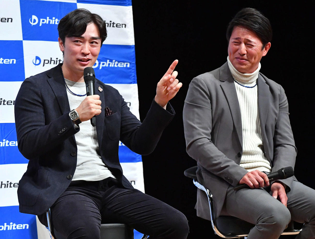 トークショーで笑顔を見せるソフトバンク和田（左）と西武平石ヘッドコーチ（撮影・岩下翔太）