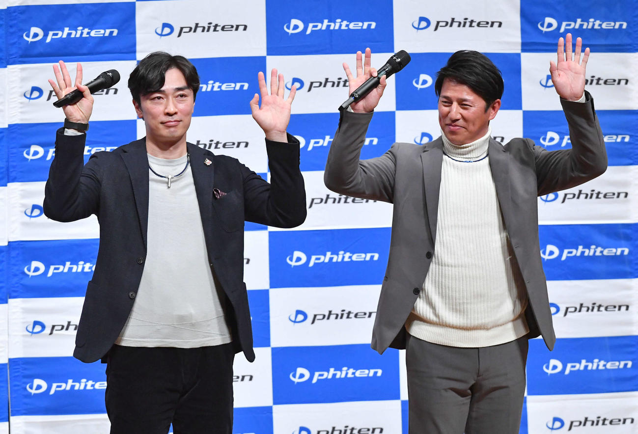 トークショーを終えてファンに手を振るソフトバンク和田（左）と西武平石ヘッドコーチ（撮影・岩下翔太）