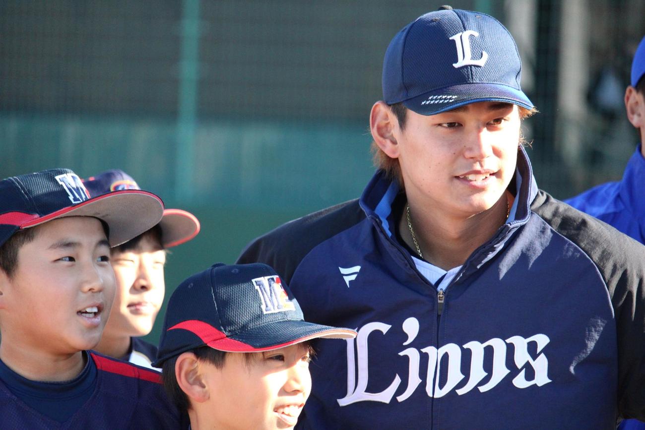 花咲徳栄OBによる野球教室に参加した西武西川（撮影・金子真仁）