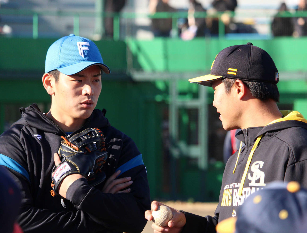花咲徳栄OBの野球教室に参加した日本ハム野村（左）とソフトバンク井上（撮影・金子真仁）