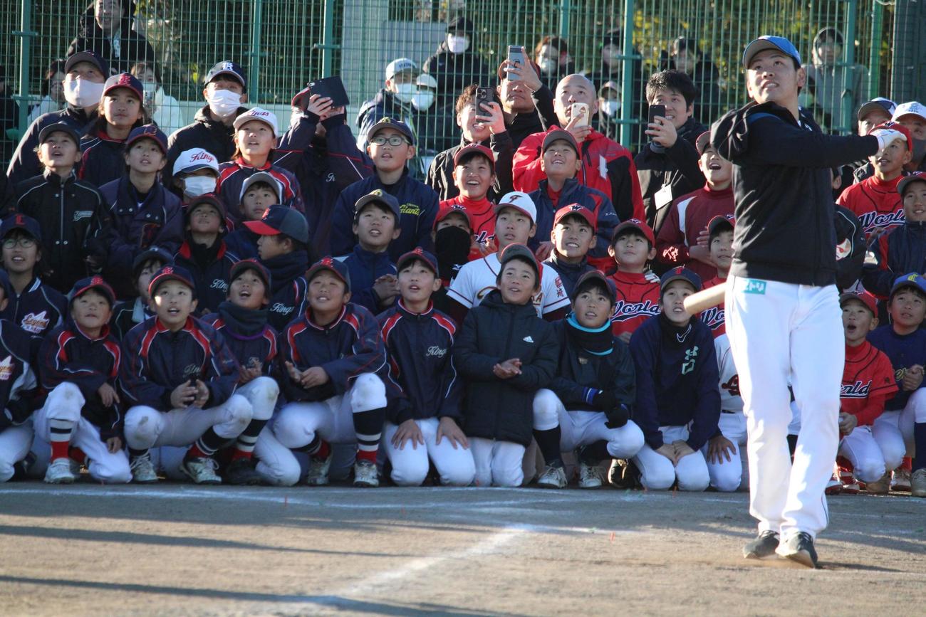 野球教室でサク越えを見せた日本ハム野村（撮影・金子真仁）