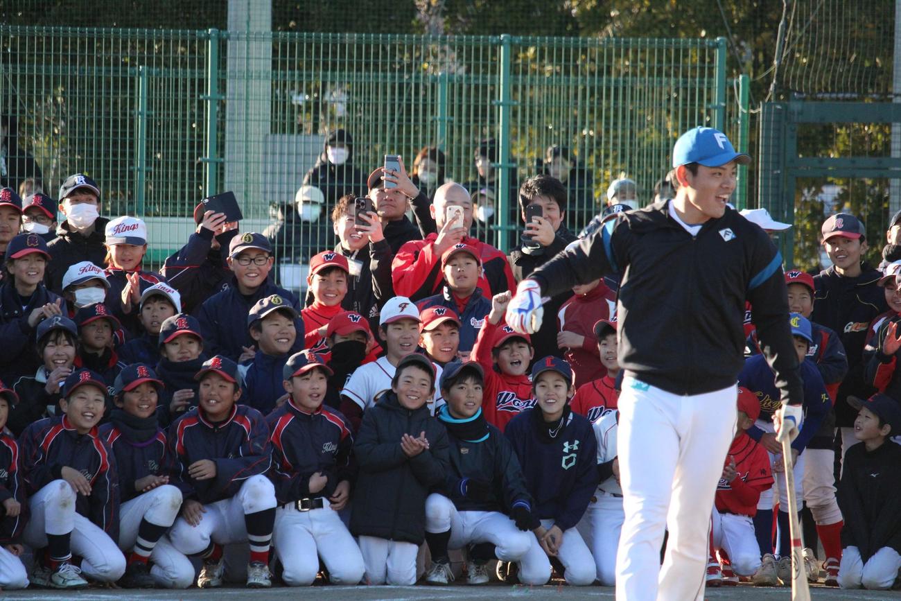 野球教室でサク越えに成功し喜ぶ日本ハム野村（撮影・金子真仁）
