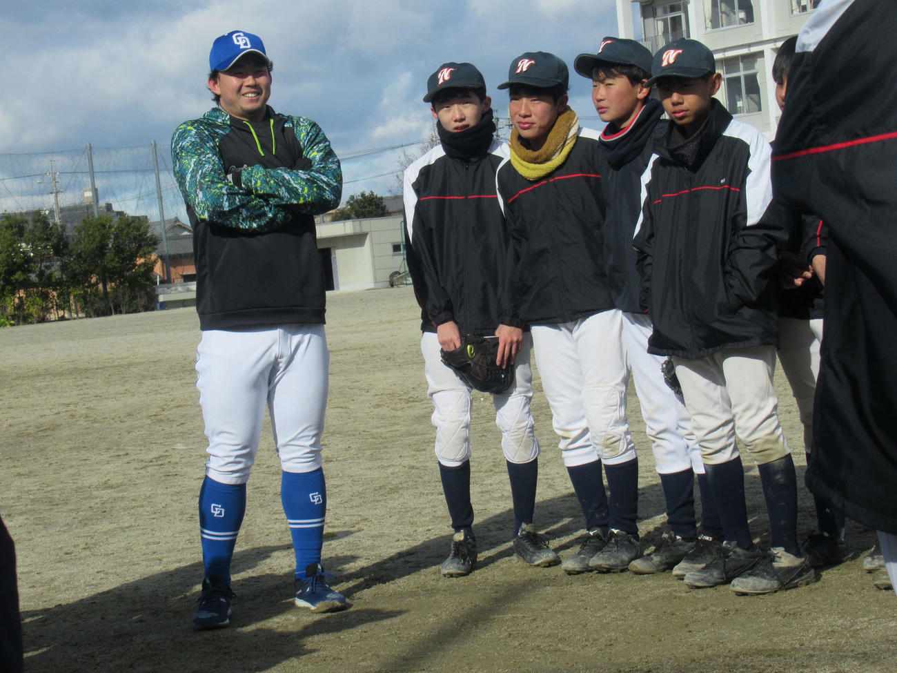 寒空の元、中学球児を指導する中日小笠原