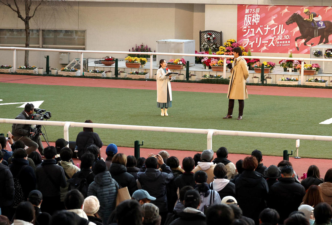 朝日杯FSのレース回顧に参加する藤浪（撮影・白石智彦）