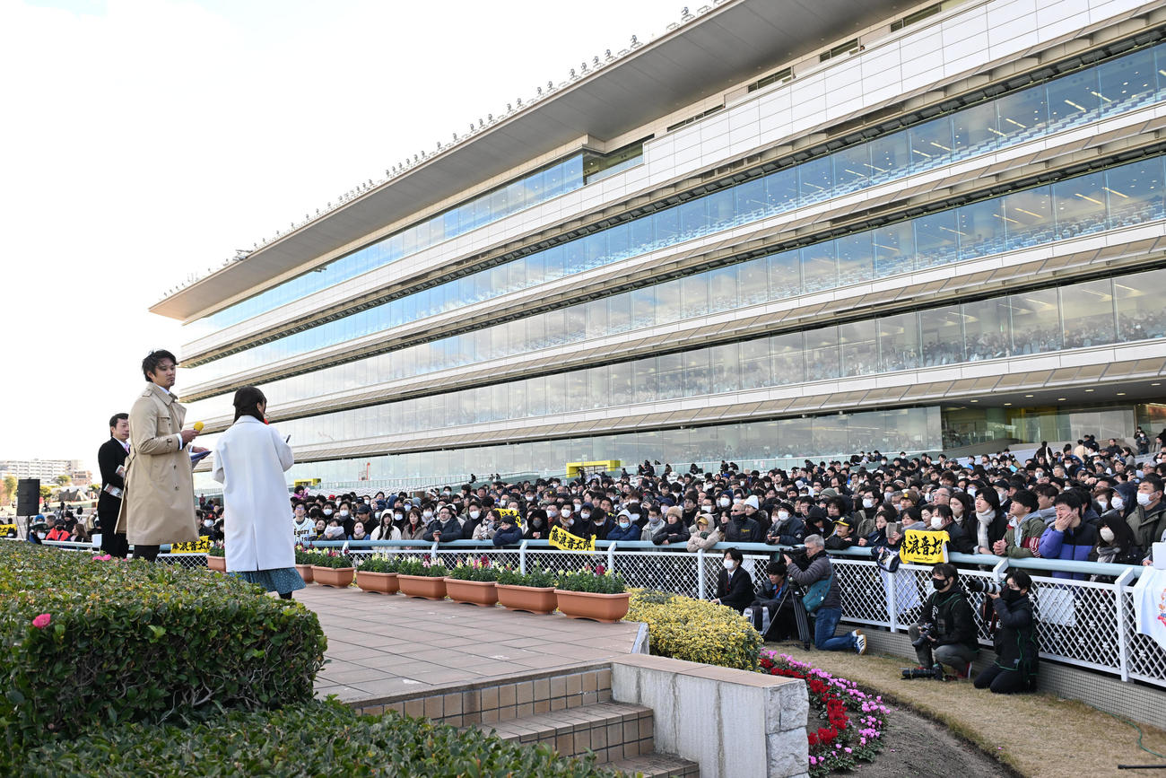 阪神競馬場で朝日杯FSを予想するメジャーリーガーの藤浪晋太郎（右）と佐藤哲三氏（撮影・和賀正仁）