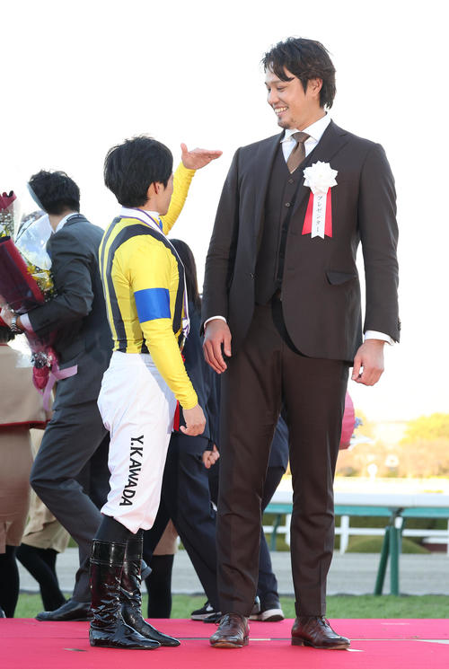 藤浪晋太郎、競馬場で本命的中！大谷翔平の大型契約に「自分だったら