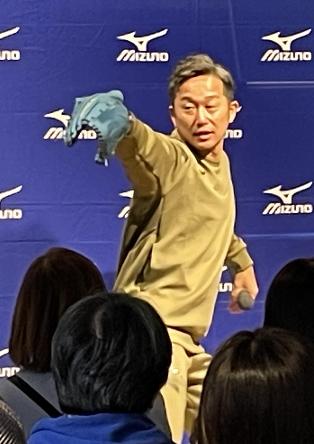 トークショーで投球フォームを披露するヤクルト石川
