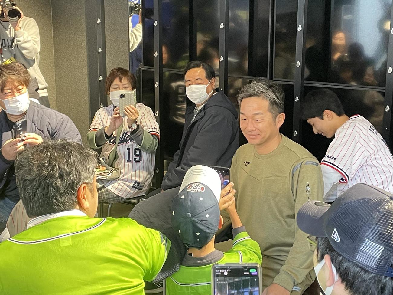 トークショーに参加した子どもに、至近距離で写真撮影を求められるヤクルト石川