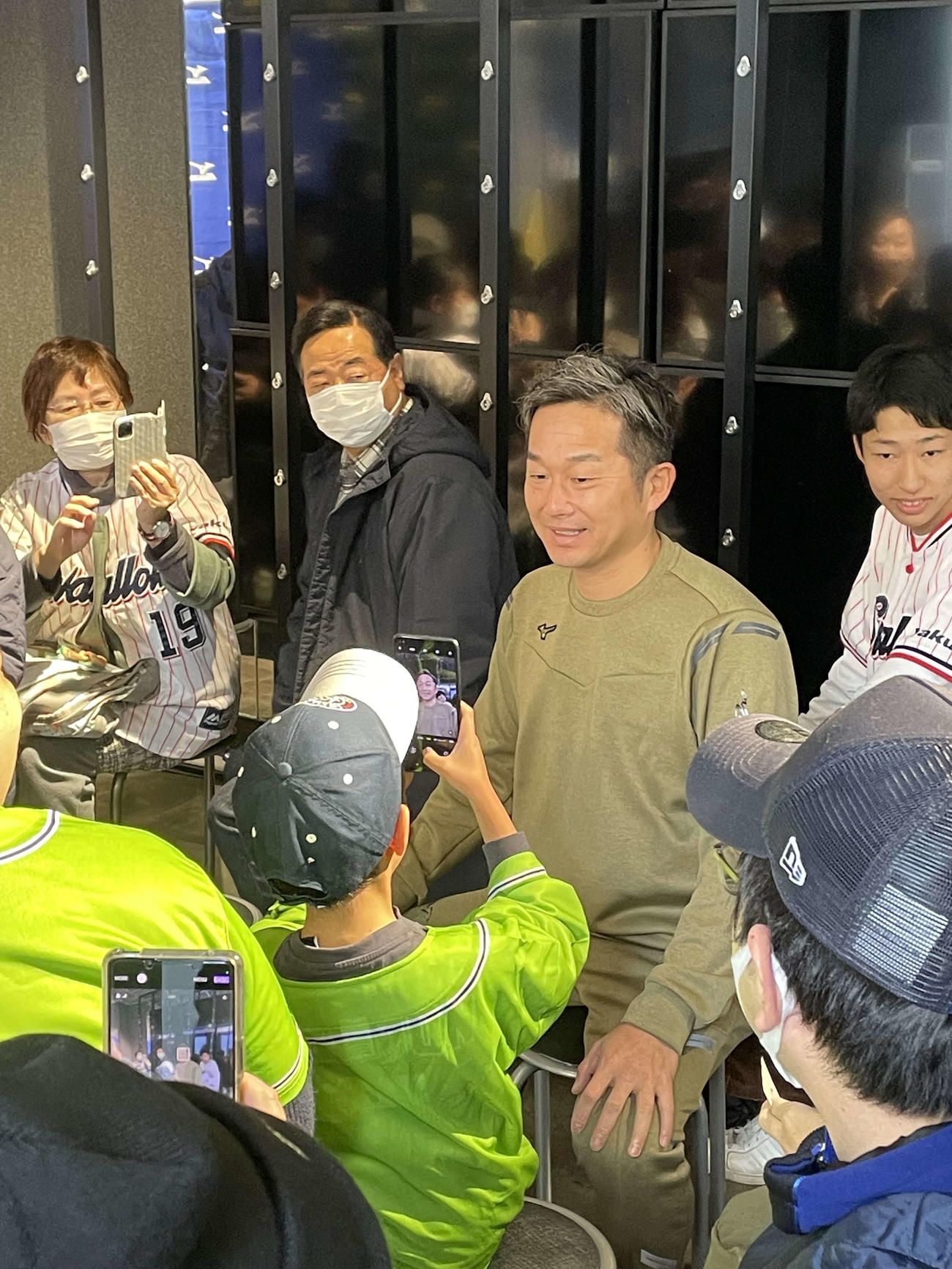 トークショーに参加した子どもに、至近距離で写真撮影を求められるヤクルト石川