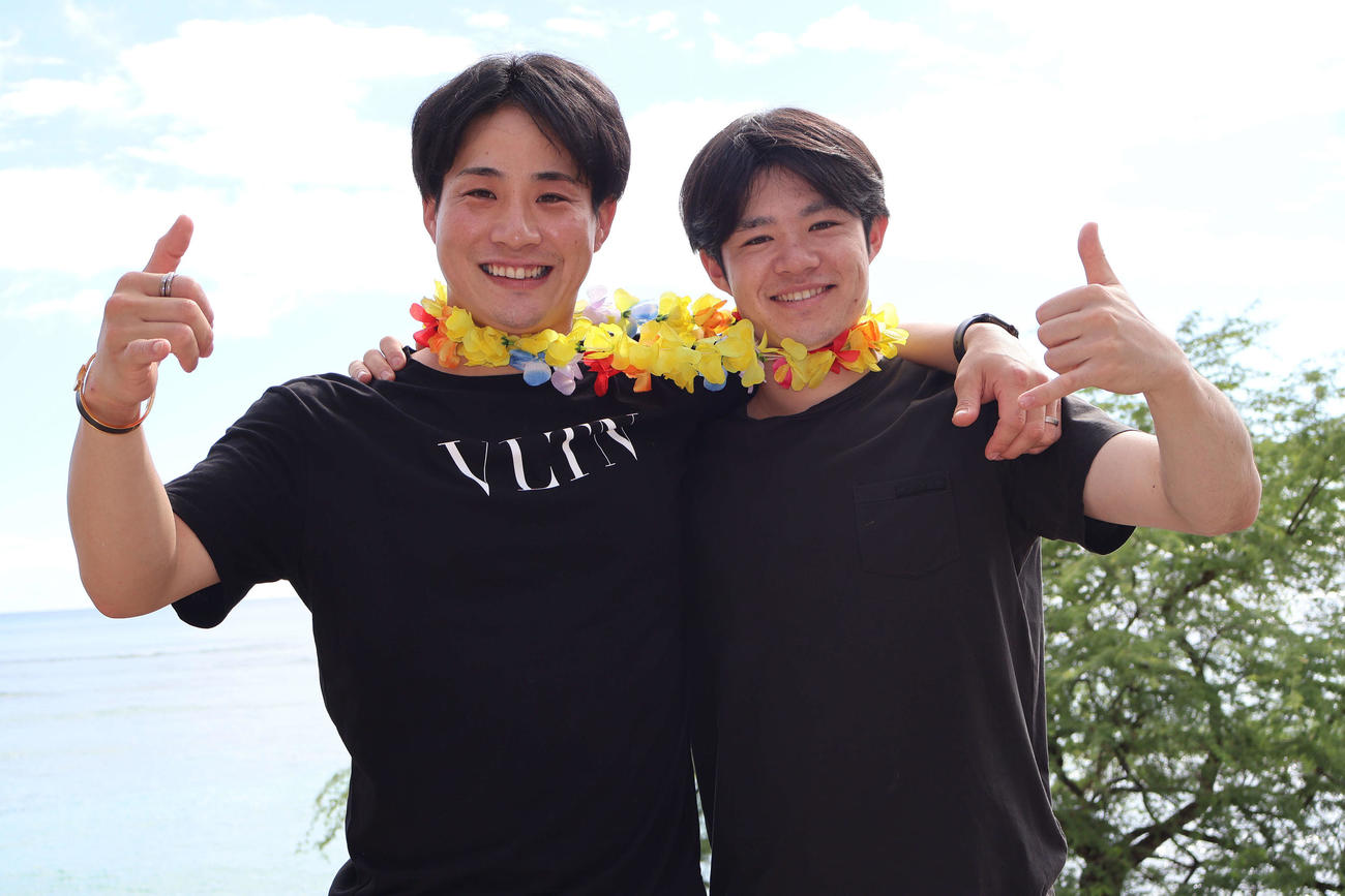 肩を組み、アロハポーズを決める二遊間コンビの中野（右）と木浪（撮影・古財稜明）