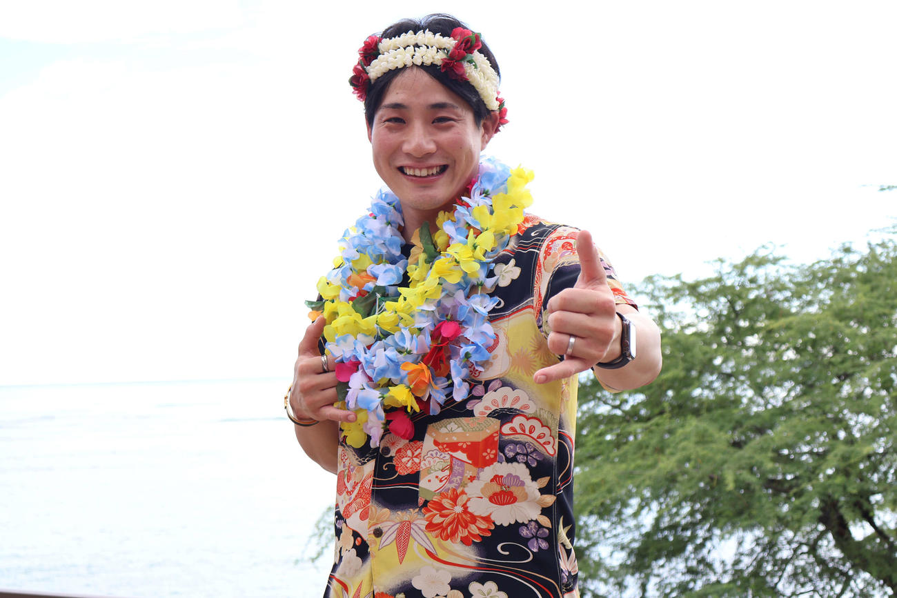 頭と首にレイを着用し、アロハポーズを決める木浪（撮影・古財稜明）