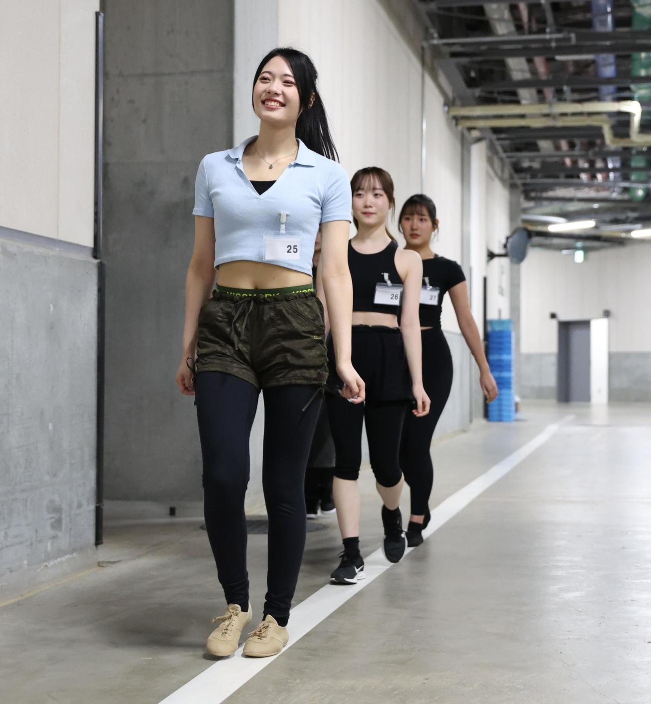 ファイターズガールオーディションの2次審査会場に向かう参加者たち（撮影・黒川智章）