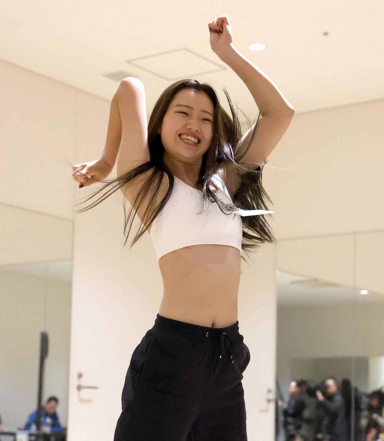 ファイターズガールオーディションの3次審査で自由演技をする参加者（撮影・黒川智章）