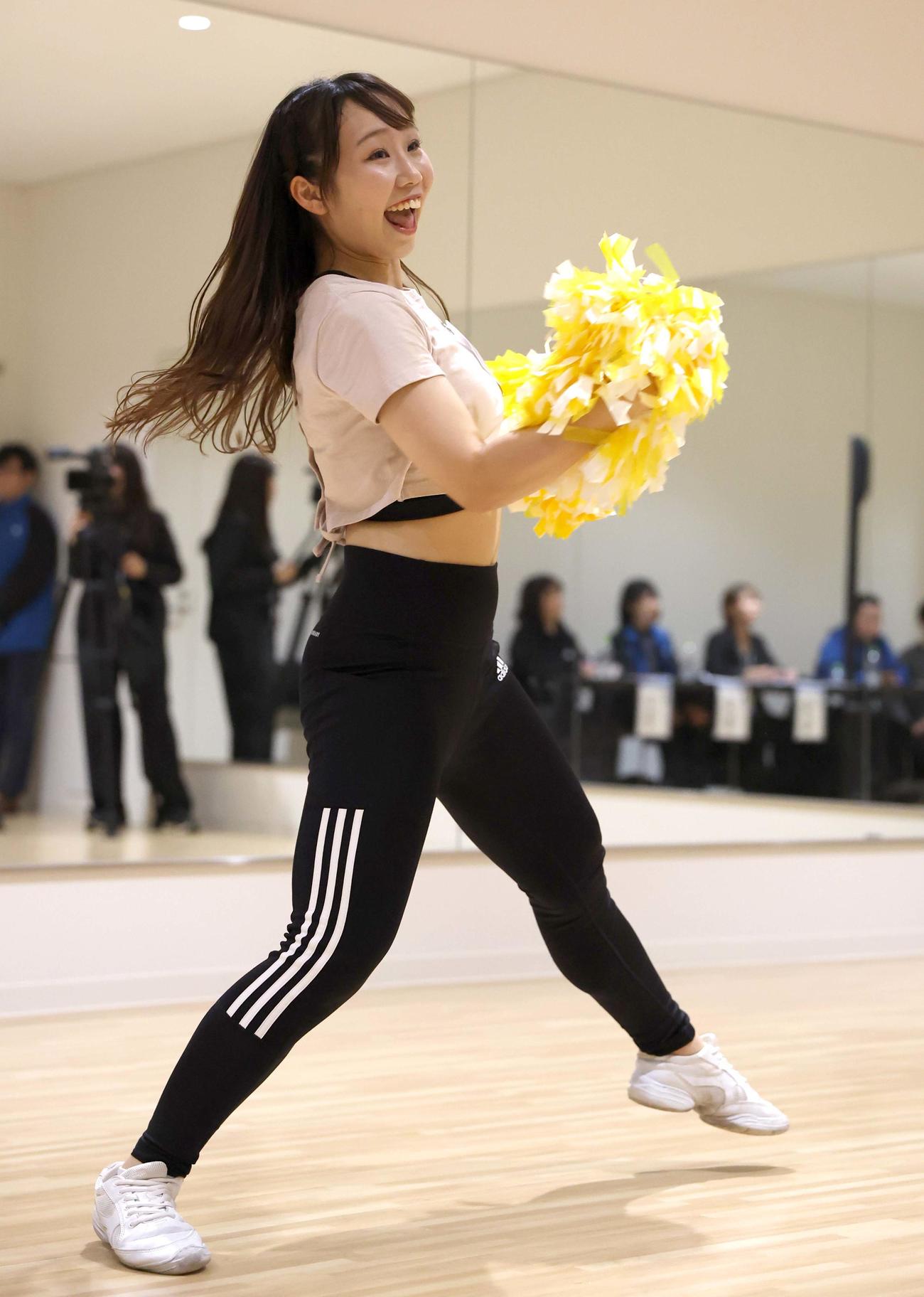 ファイターズガールオーディションの3次審査で自由演技をする参加者（撮影・黒川智章）