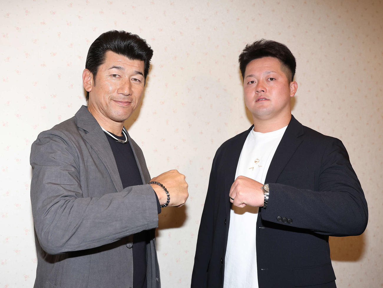 デスターシャのポーズを決めるDeNA三浦監督（左）と牧（2023年12月17日撮影）