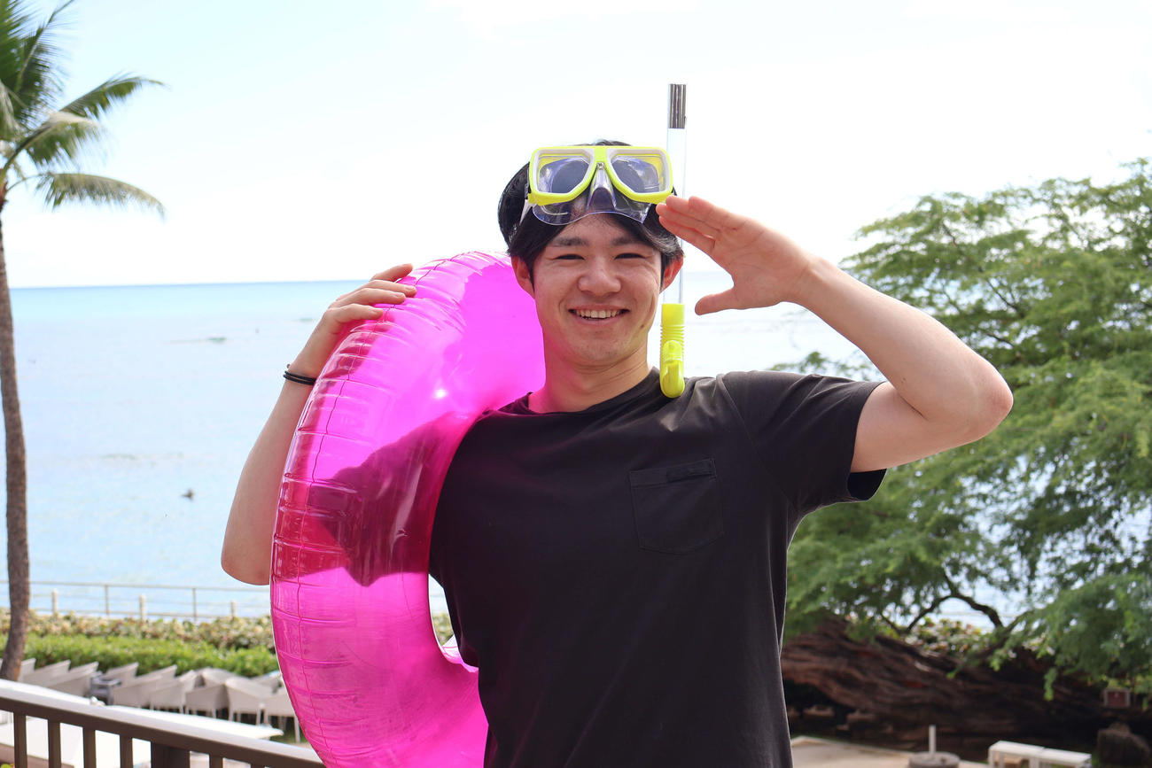 浮き輪とゴーグルを身につけ、おなじみの敬礼ポーズを決める中野（撮影・古財稜明）
