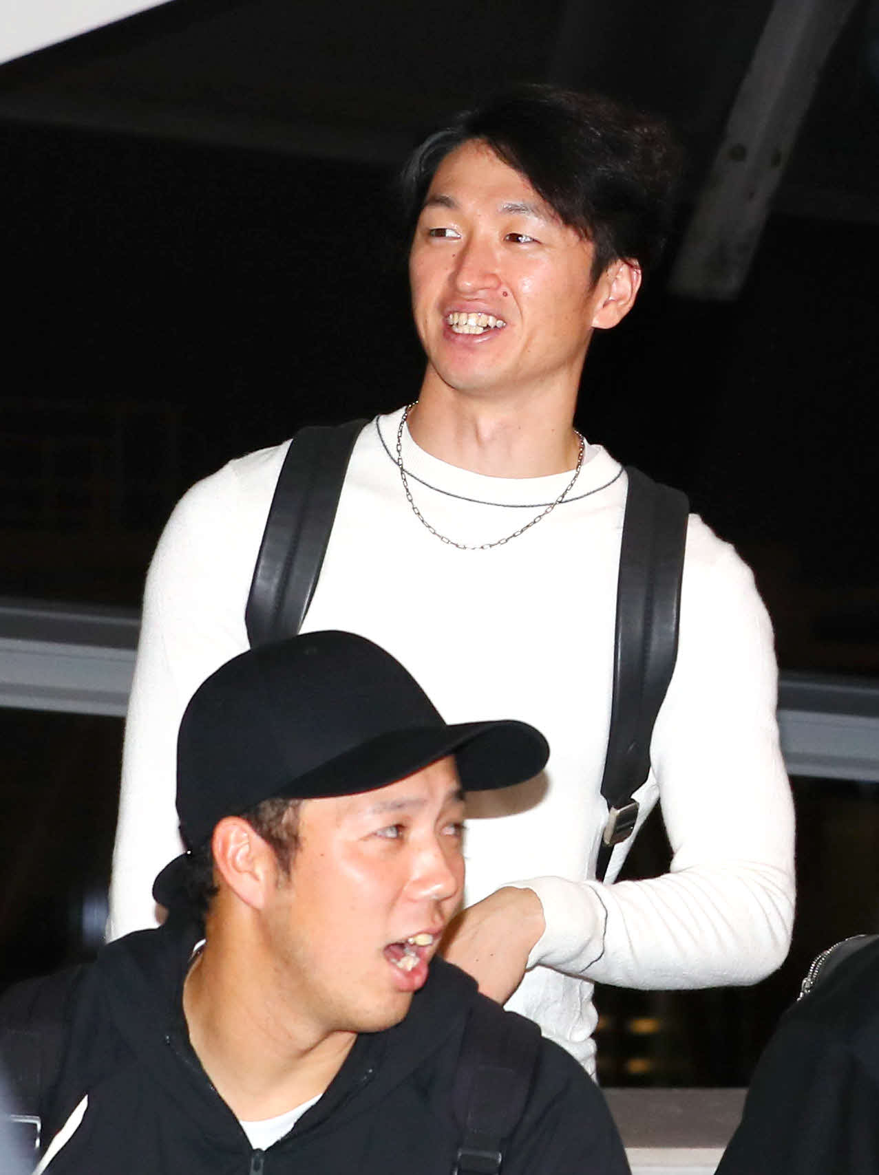 13日、V旅行へ出発する近本