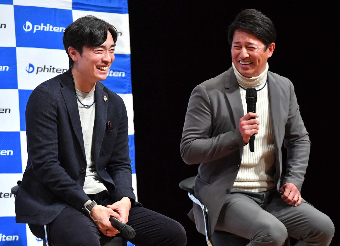 トークショーで笑顔を見せるソフトバンク和田（左）と西武平石ヘッドコーチ（撮影・岩下翔太）