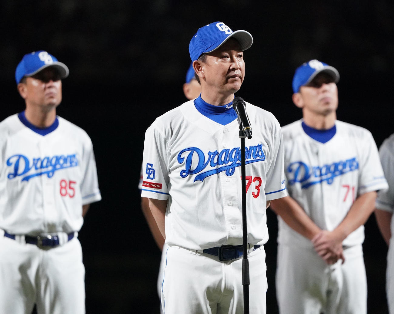 10月3日、最終戦セレモニーであいさつをする立浪和義監督