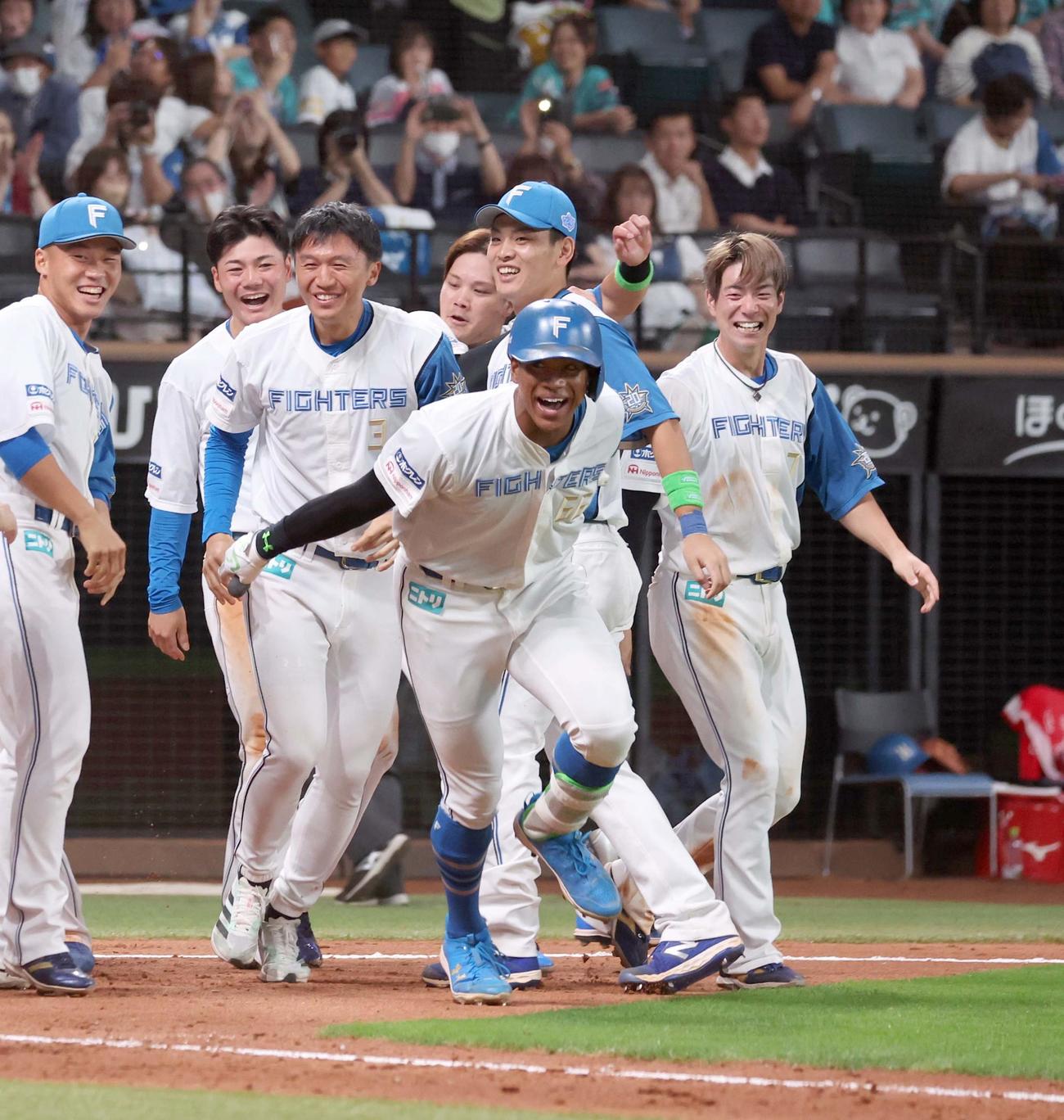 9月16日ソフトバンク戦、サヨナラ2点本塁打を放った万波中正（手前中央）はナインに出迎えられ笑顔