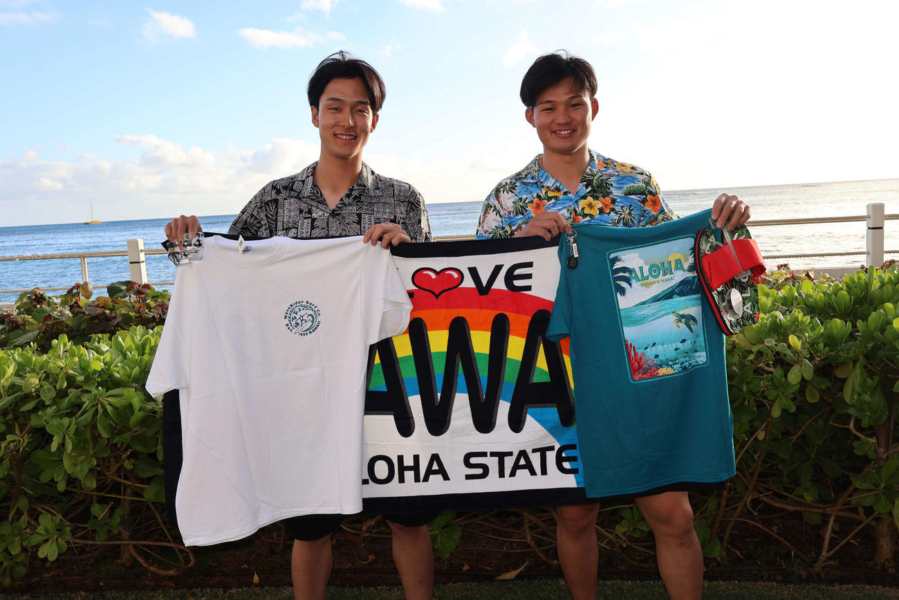 日本に残る同期のために購入したお土産を見せる小幡（左）と森下（撮影・古財稜明）