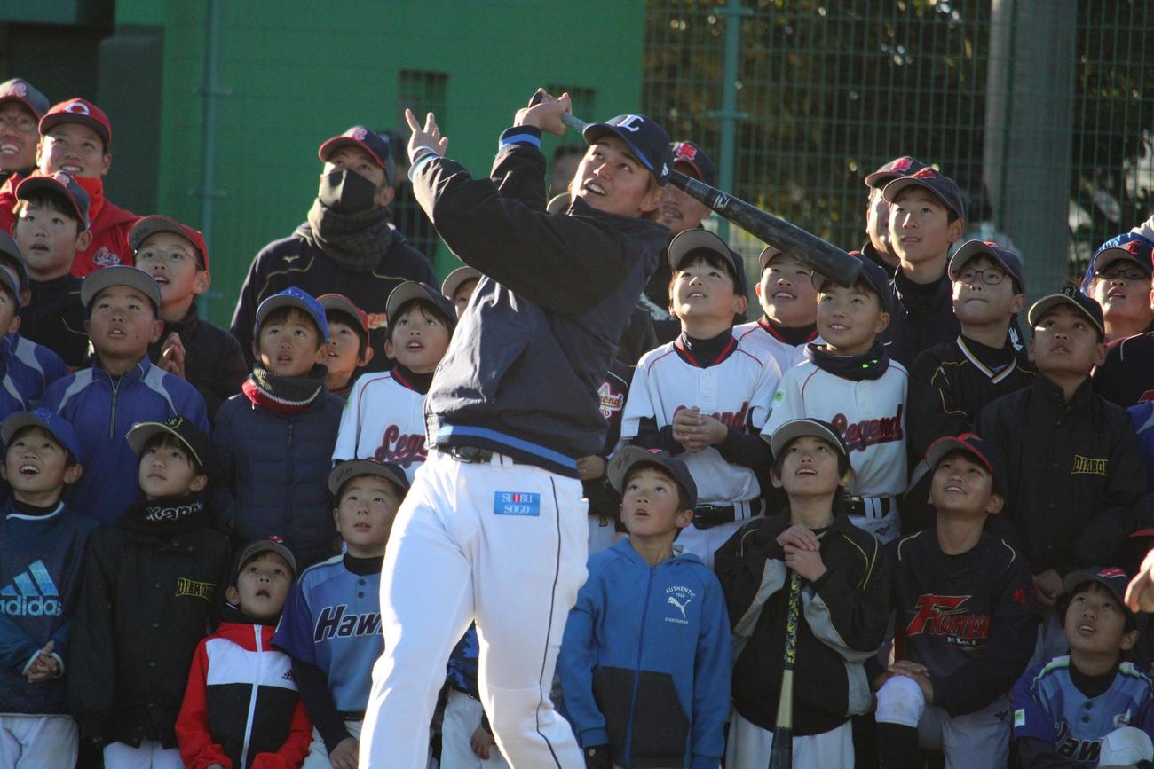 野球教室でロングティーを行う西武西川（撮影・金子真仁）