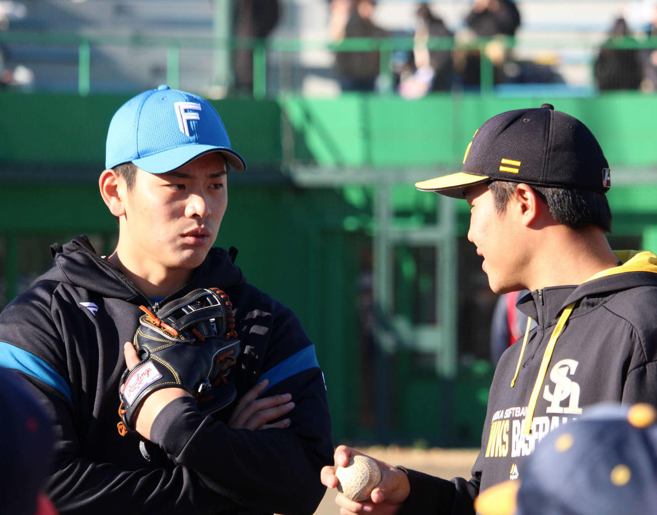 花咲徳栄OBの野球教室に参加したソフトバンク井上（右）と2歳上の日本ハム野村（撮影・金子真仁）